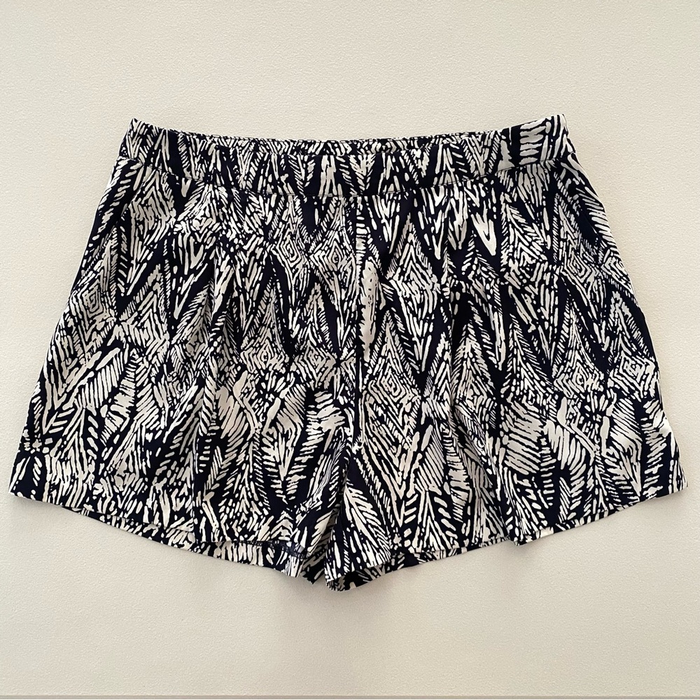 Forever 21 Contemporary Geometric Print White & Navy Blue Shorts Women's Size M